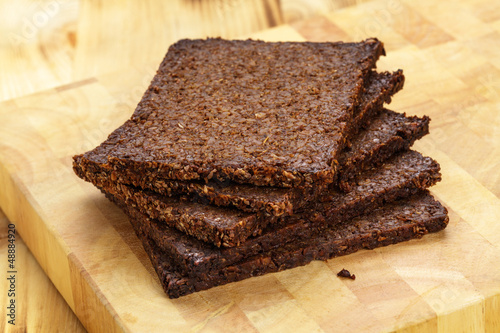 Schwarzbrot auf Holzbrett