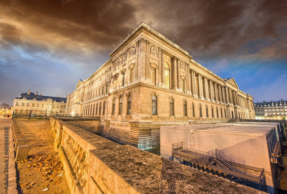 Fototapeta premium Beautiful sunset colors of Paris and its buildings in Louvre Are
