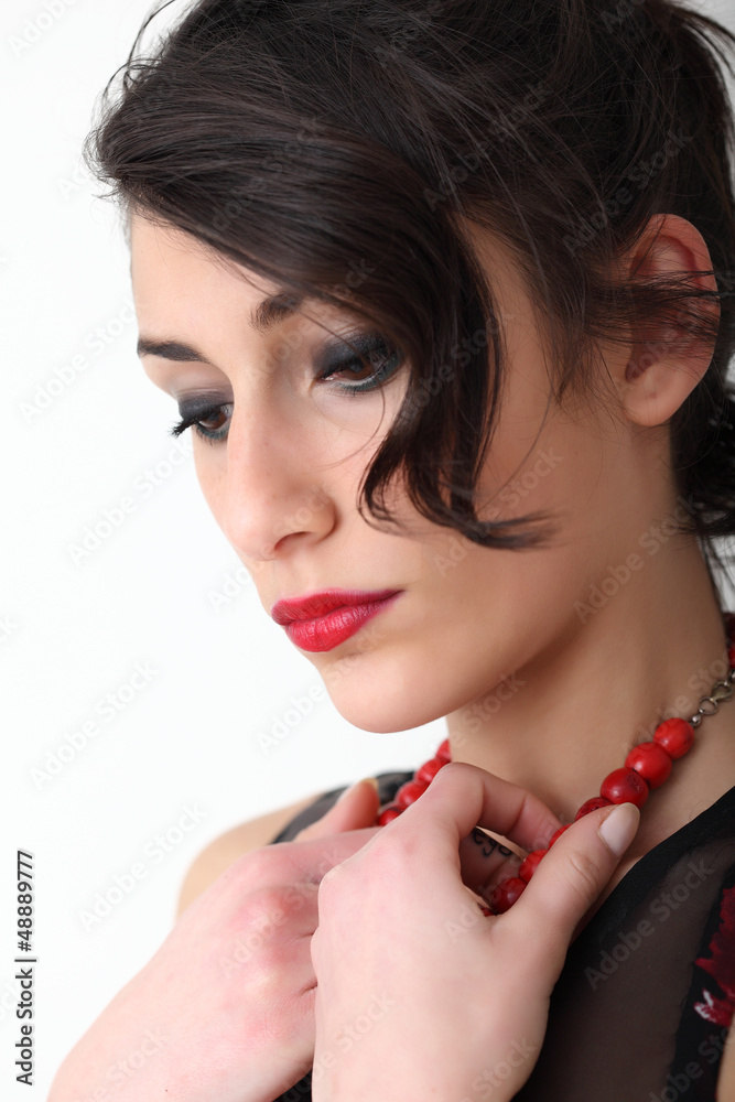 Ritratto di ragazza con collana rossa