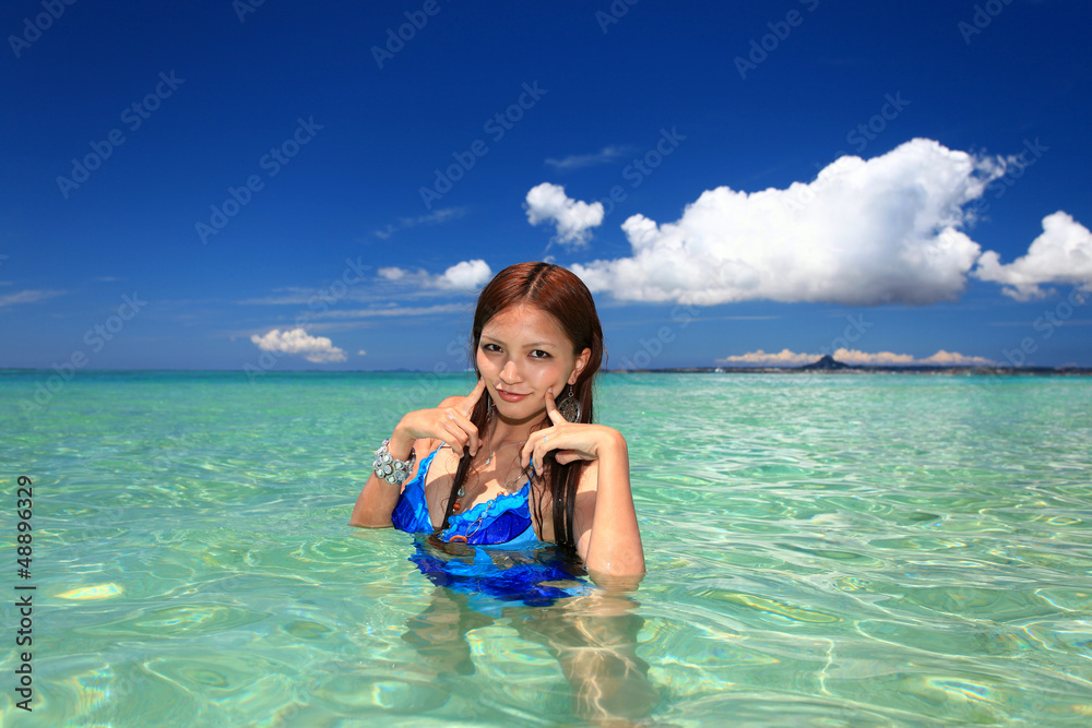 海水浴を楽しむ笑顔の女性