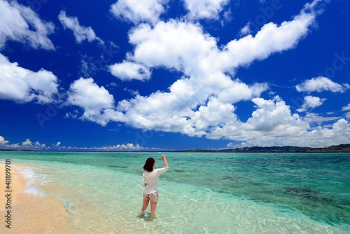 南国沖縄の美しいビーチで寛ぐ女性 © sunabesyou