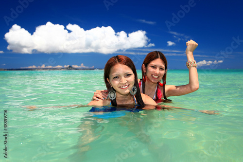 海水浴を楽しむ笑顔の女性 © sunabesyou