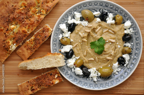 Hummus mit Oliven, Feta und Fladenbrot
