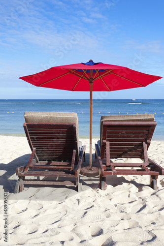 fauteuils de plage et parasol sur plage    le Maurice