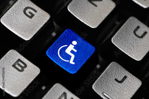 Rollstuhlfahrer Symbol auf blauer Taste wheelchair key