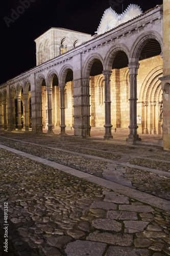 Vista de la bas  lica de San Vicente en la noche  Avila