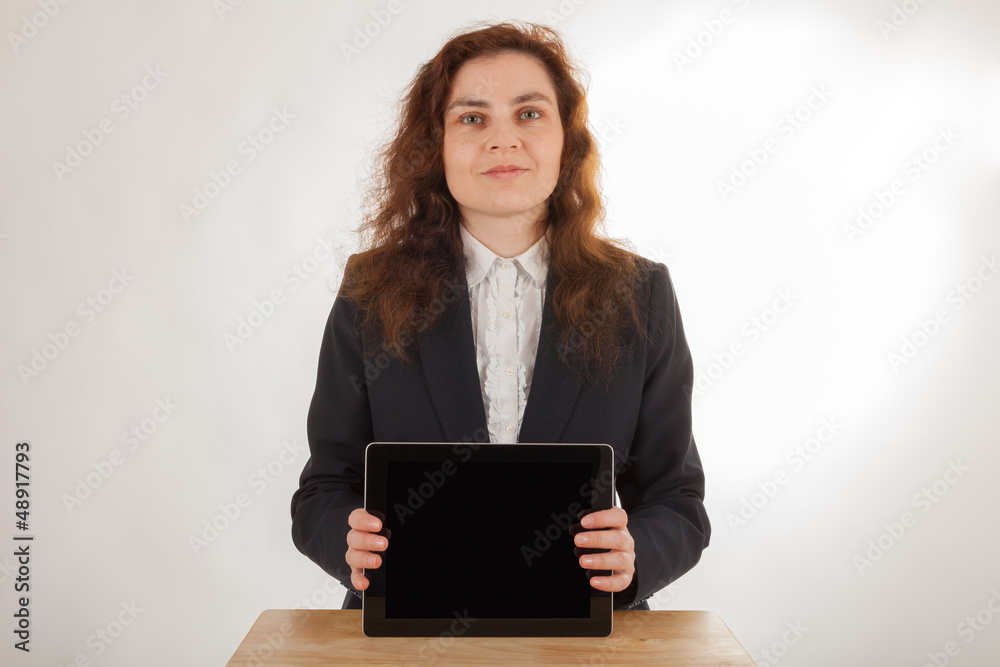 Eine junge Frau hält ihren Tablet-PC in die Kamera Eine junge Frau hält ihren Tablet-PC in die Kamera