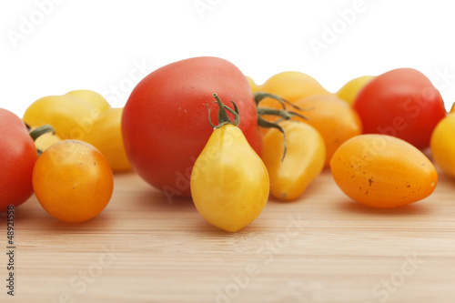 Tomaten auf Holzbrett mit weißem Hintergrund