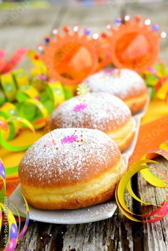 Wallpaper Mural Faschingskrapfen mit Puderzucker Torontodigital.ca