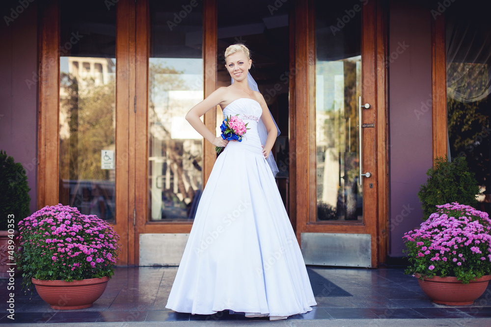 Fototapeta premium bride standing at the door of hotel in her wedding day