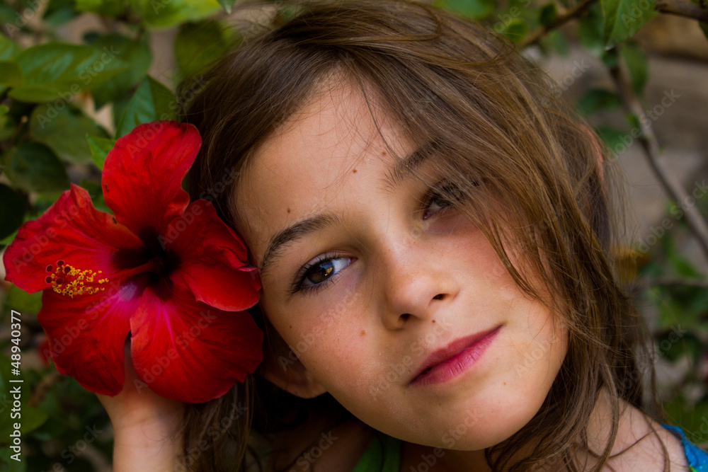Naklejka premium La fillette à l'Hibiscus