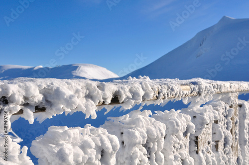 neige sur une rambarde