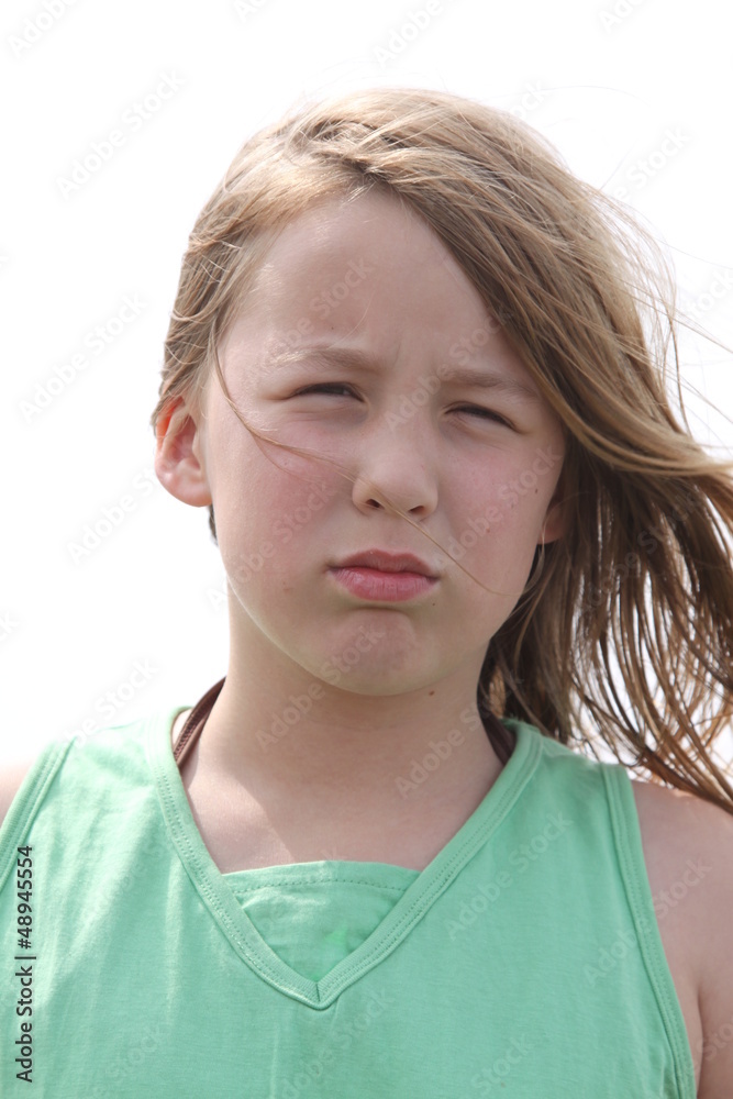 Mädchen am Strand ist traurig und enttäuscht Mädchen am Strand ist traurig und enttäuscht