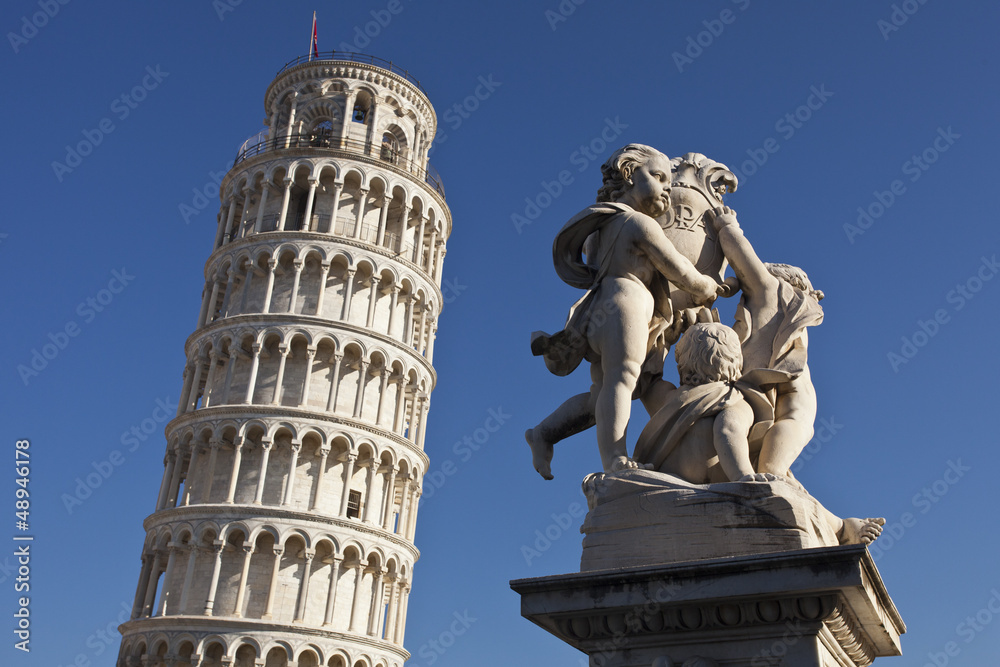Pisa, la torre e la fontana dei putti