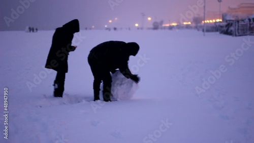 ragazzi giocano a palla di neve in inverno photo