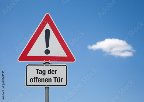 Achtung-Schild mit Wolke TAG DER OFFENEN TÜR