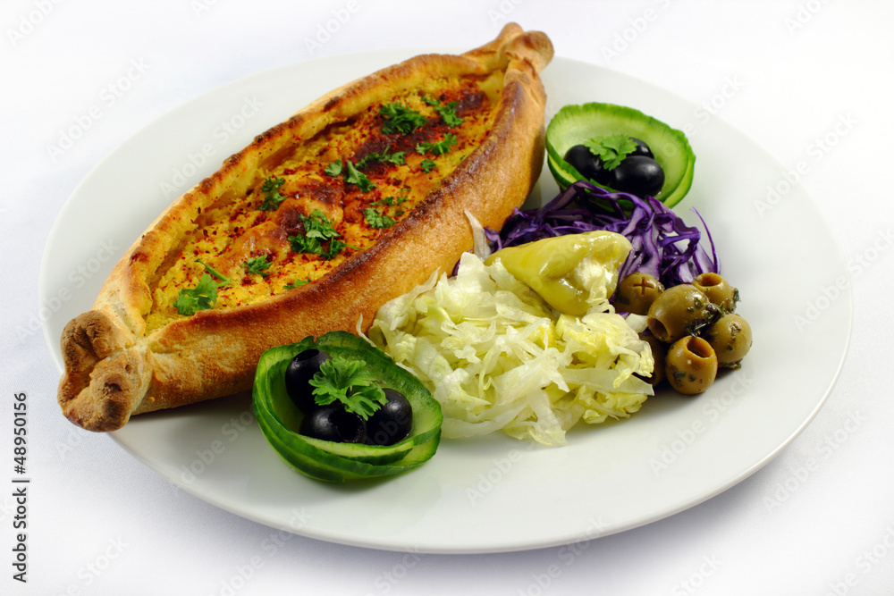 Pide with cheese and salad - Pide mit Käse und Salat Pide with cheese and salad - Pide mit Käse und Salat