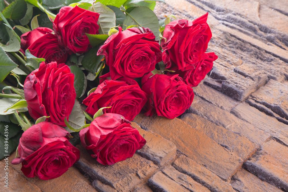 Strauss roter Rosen auf hölzernen Hintergrund Strauss roter Rosen auf hölzernen Hintergrund