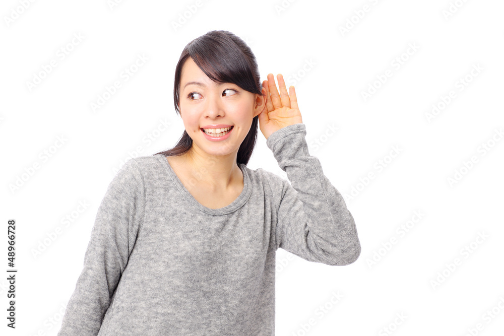 耳に手を当てて聞く女の子 耳に手を当てて聞く女の子