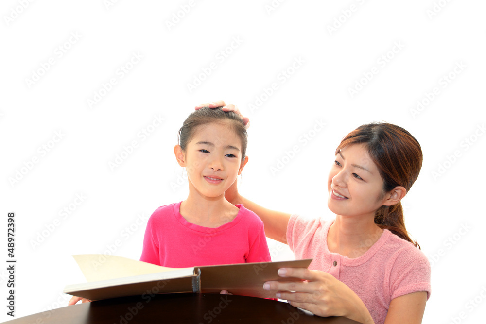勉強を楽しむ女の子 勉強を楽しむ女の子