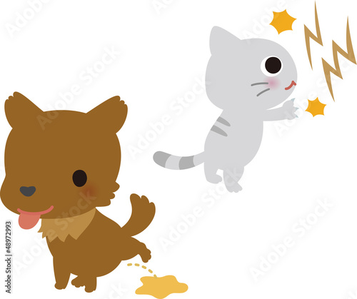 爪を研ぐ猫と用を足す犬