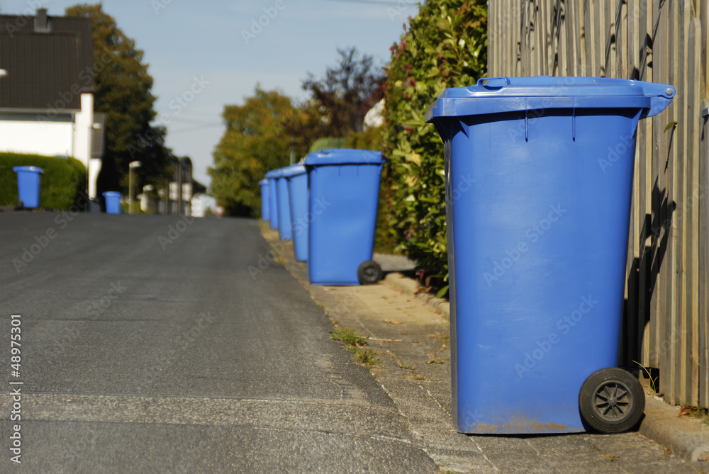 Blaue Mülltonnen Blaue Mülltonnen