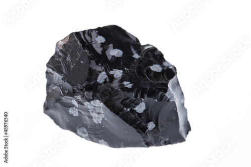Obraz na plátně Mineralien: roher Schneeflockenobsidian auf weiß