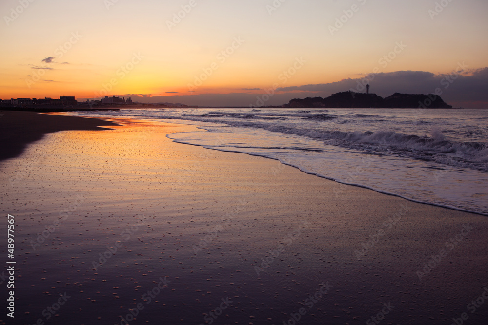 Fototapeta premium Cloud and shore and Enoshima of the morning glow