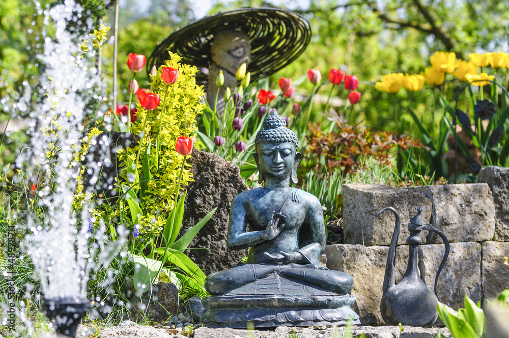 Fototapeta premium Gartenensemble mit Buddha-Figur