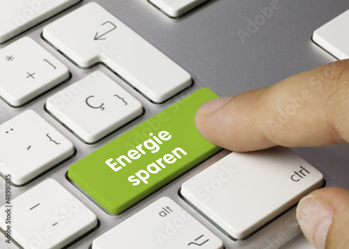 Fotografía Energie sparen tastatur. Finger