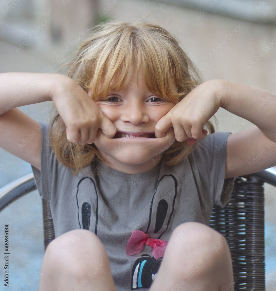 Obraz premium Fillette faisant des grimaces
