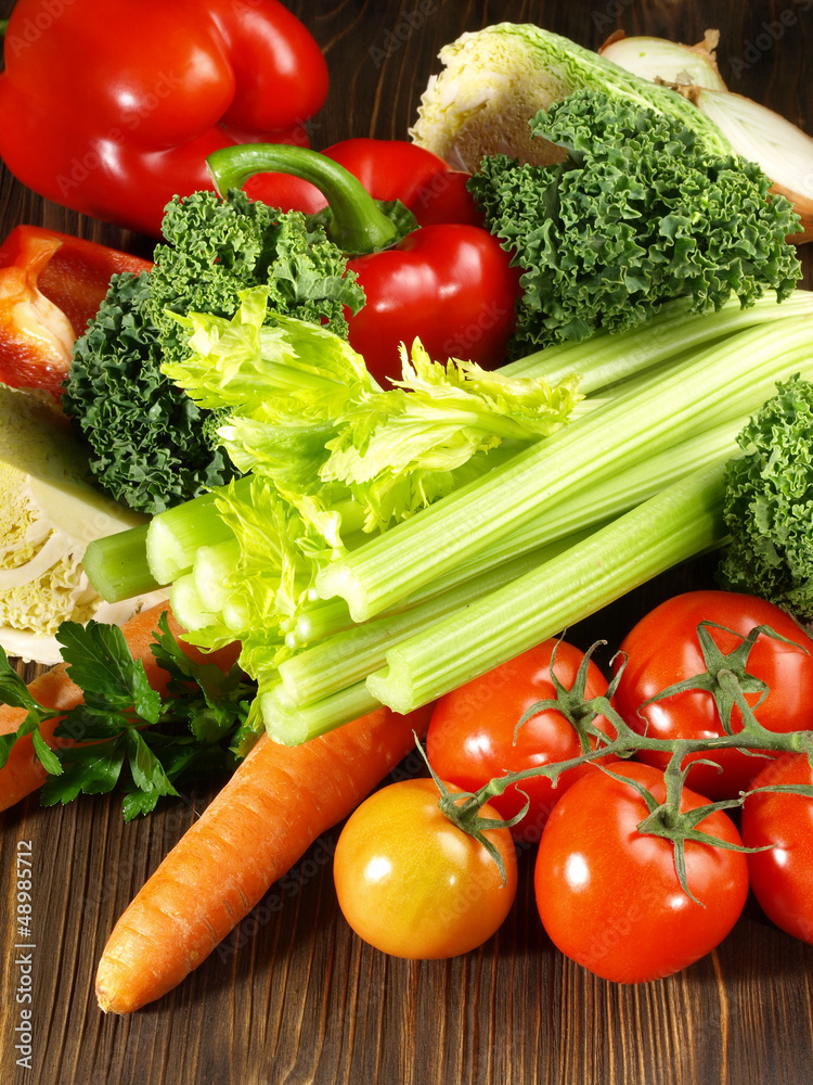 Frisches Gemüse - Hochformat Stock-Foto | Adobe Stock