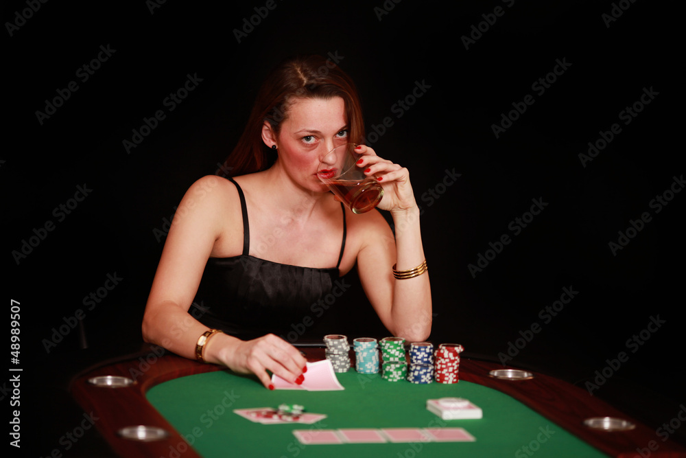 Frau am Pokertisch trinkt Wiskey Frau am Pokertisch trinkt Wiskey