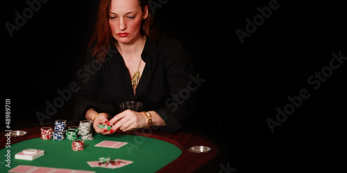 Frau spiet Poker