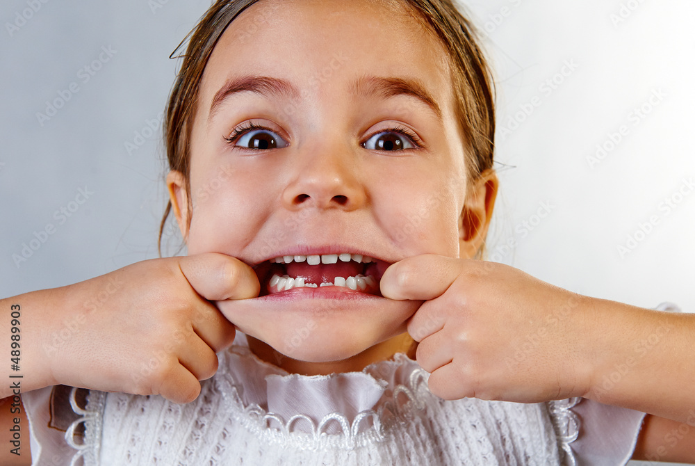 Naklejka premium Kind zeigt stolz seine neue Zähne