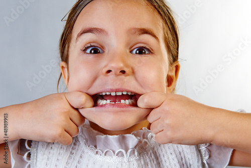 Kind zeigt  stolz seine neue Zähne