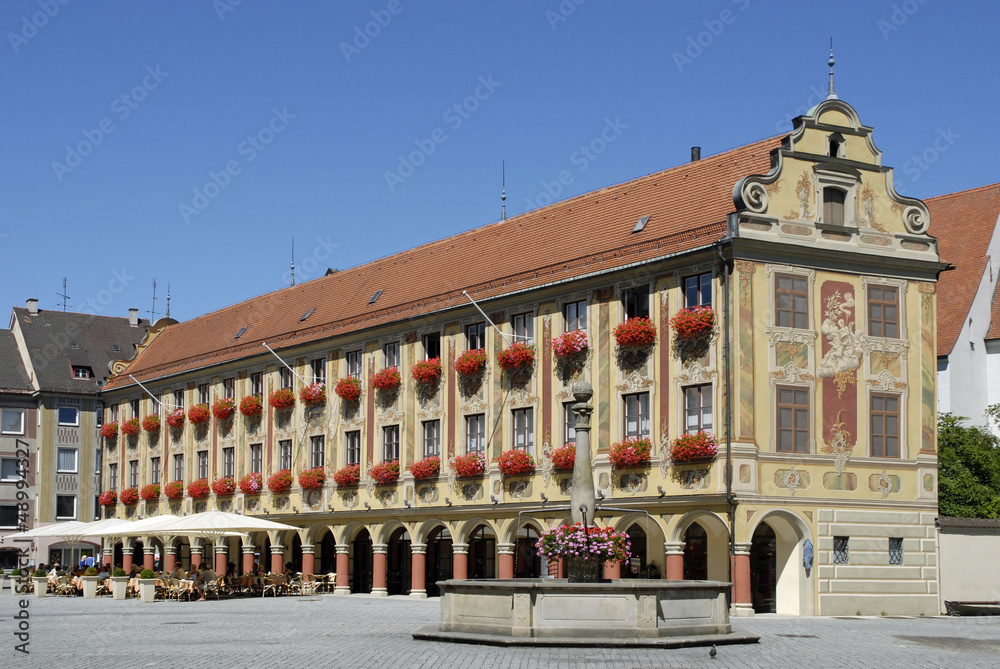 Naklejka premium Steuerhaus und Brunnen am Markt