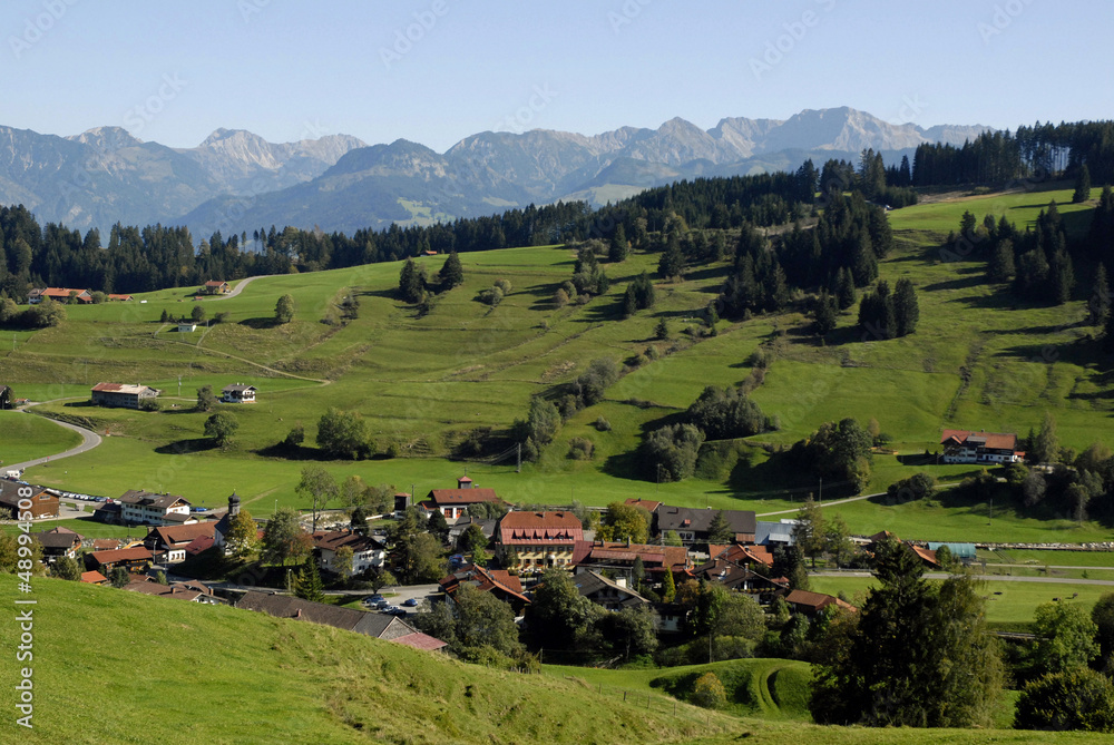 Gunzesried vor Allgäuer Alpen