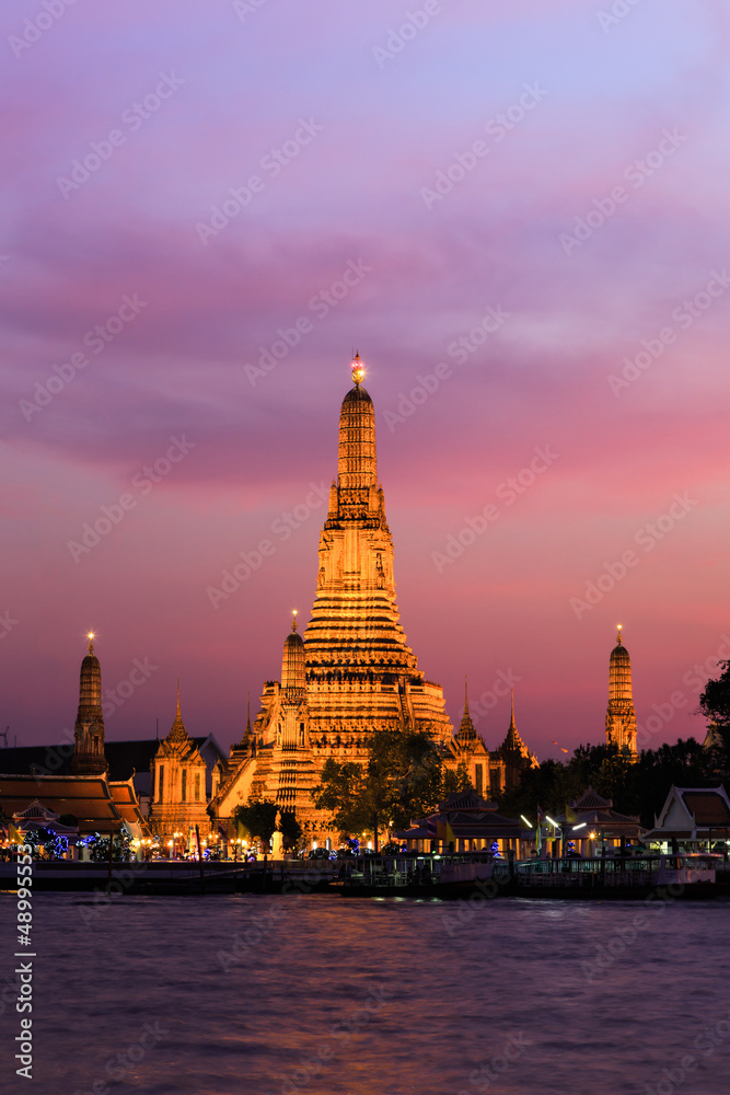 Wat arun (temple of dawn) at twilight, bangkok, thailand