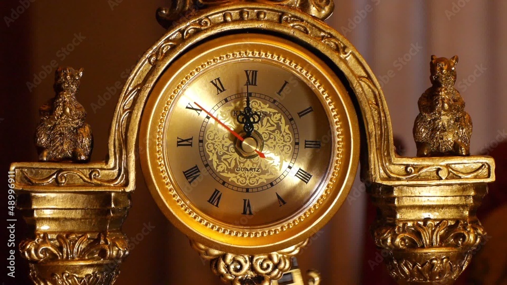 The arrows of the antique clock show 12:00. The arrows of the antique clock show 12:00.