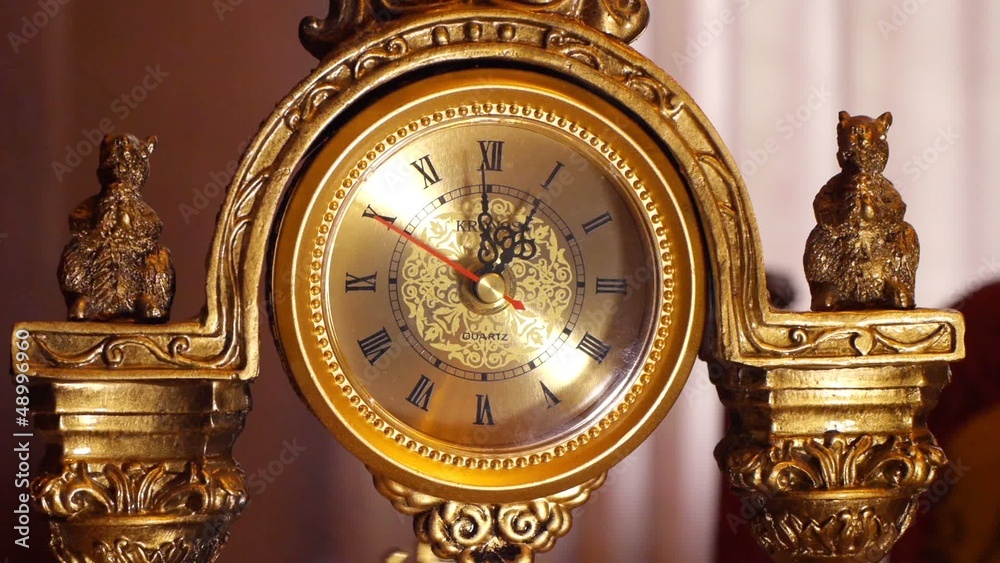 The arrows of the antique clock show 12:00. The arrows of the antique clock show 12:00.