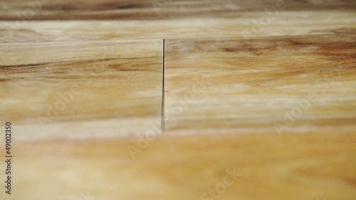 installs laminate with special clicks