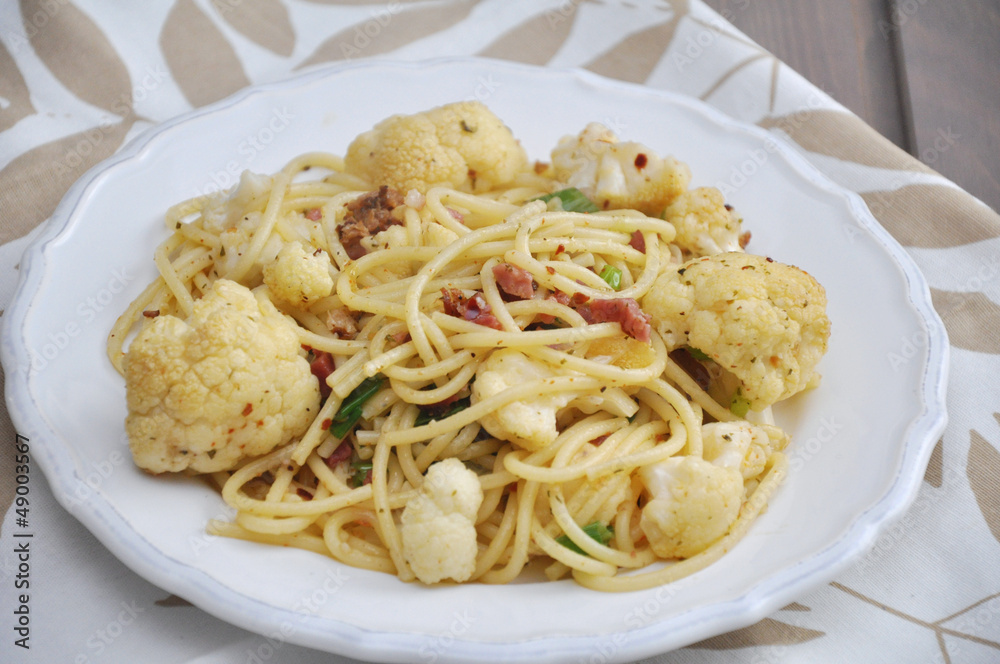 Pasta mit Blumenkohl, Lauch und Chili Pasta mit Blumenkohl, Lauch und Chili