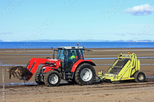 Fototapeta Naklejka Na Ścianę i Meble -  beach cleaner tractor