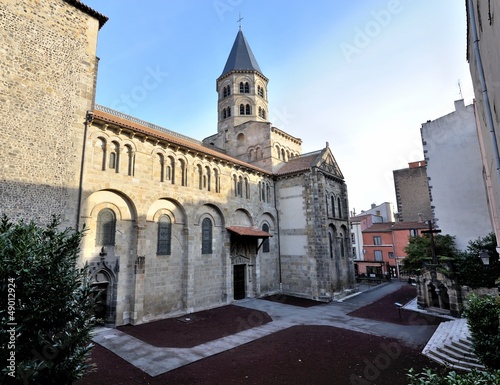 Fotografija La basilique Notre-Dame du Port à Clermont-Ferrand