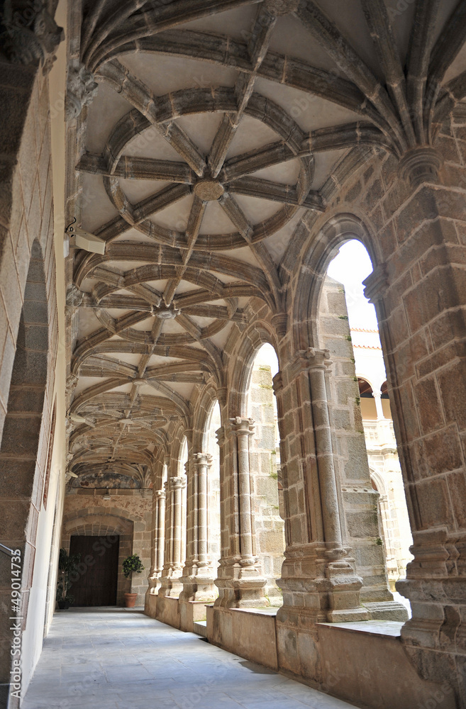 Claustro gótico, Conventual Santiaguista, Calera de León Claustro gótico, Conventual Santiaguista, Calera de León