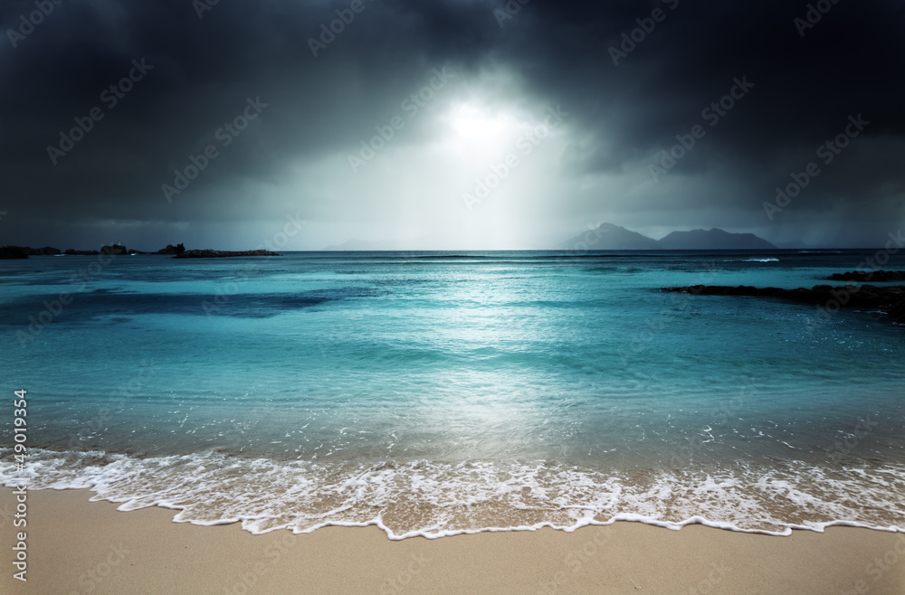 Naklejka premium dark sky on the beach of la Digue island, Seychelles