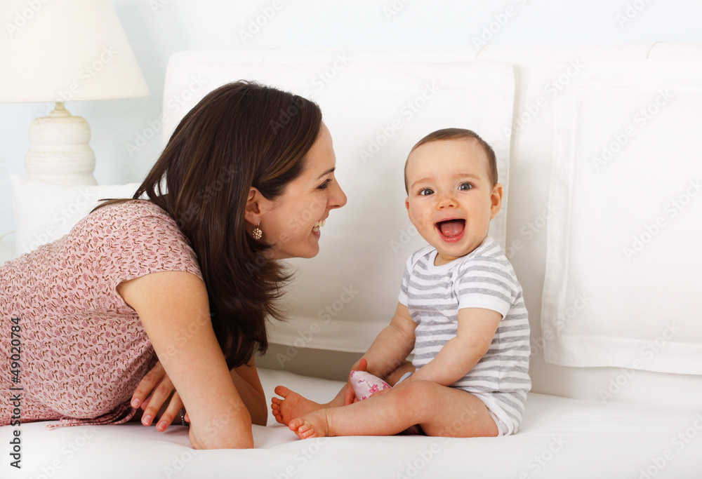 Eine Mutter spielt mit ihrem Kind