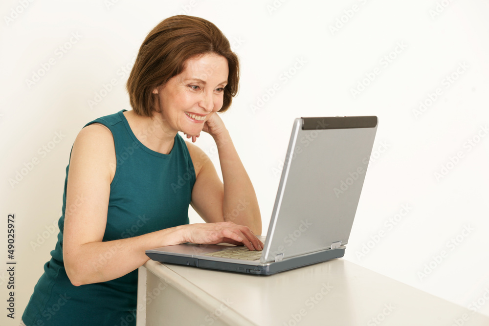 reife Frau freut sich