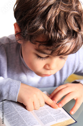 bambino a leggere la bibbia